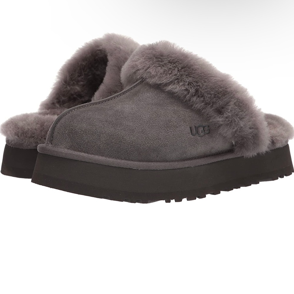 NWT gray women ugg slippers/shoes! Never wore. Mint condition ✅🤩